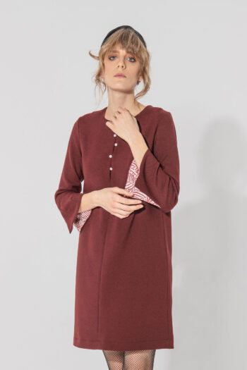 A Shaped bordo dress close up • Sassa Björg