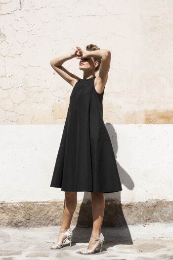 A shaped black linen dress with a belt full size • Sassa Björg
