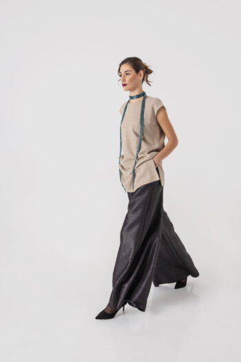 Beige wool tunic with side cuts walking • Sassa Björg