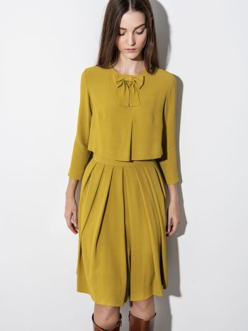 Mustard crop top with a bow looking down &bull; Sassa Björg