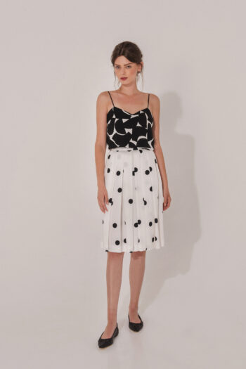 Polka dot skirt with two sided pleats front &bull; Sassa Björg