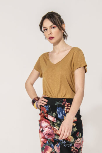 regular fit t shirt mustard v neck front • Sassa Björg