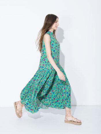 long green hippie dress walking • Sassa Björg