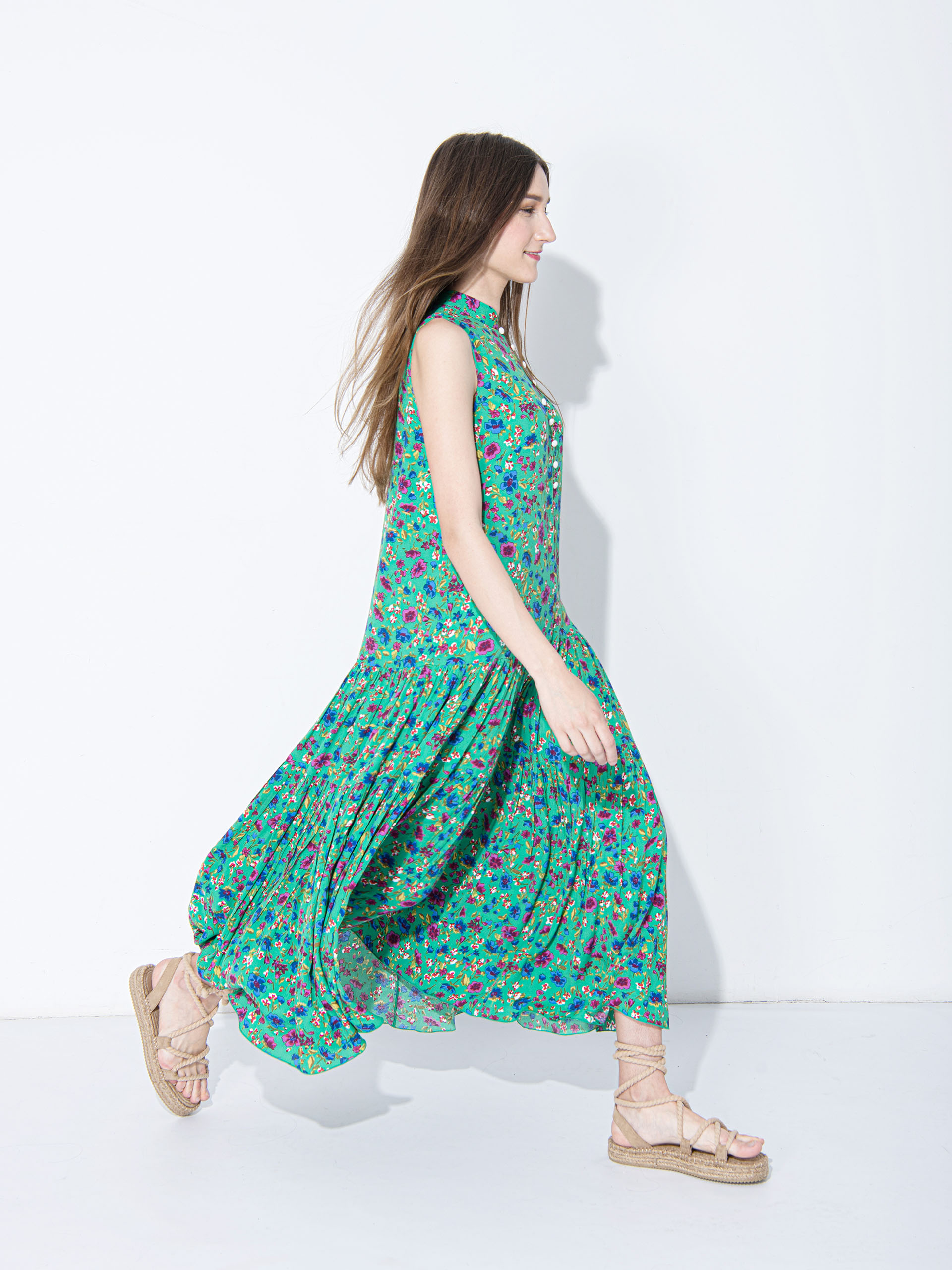 long green hippie dress walking • Sassa Björg