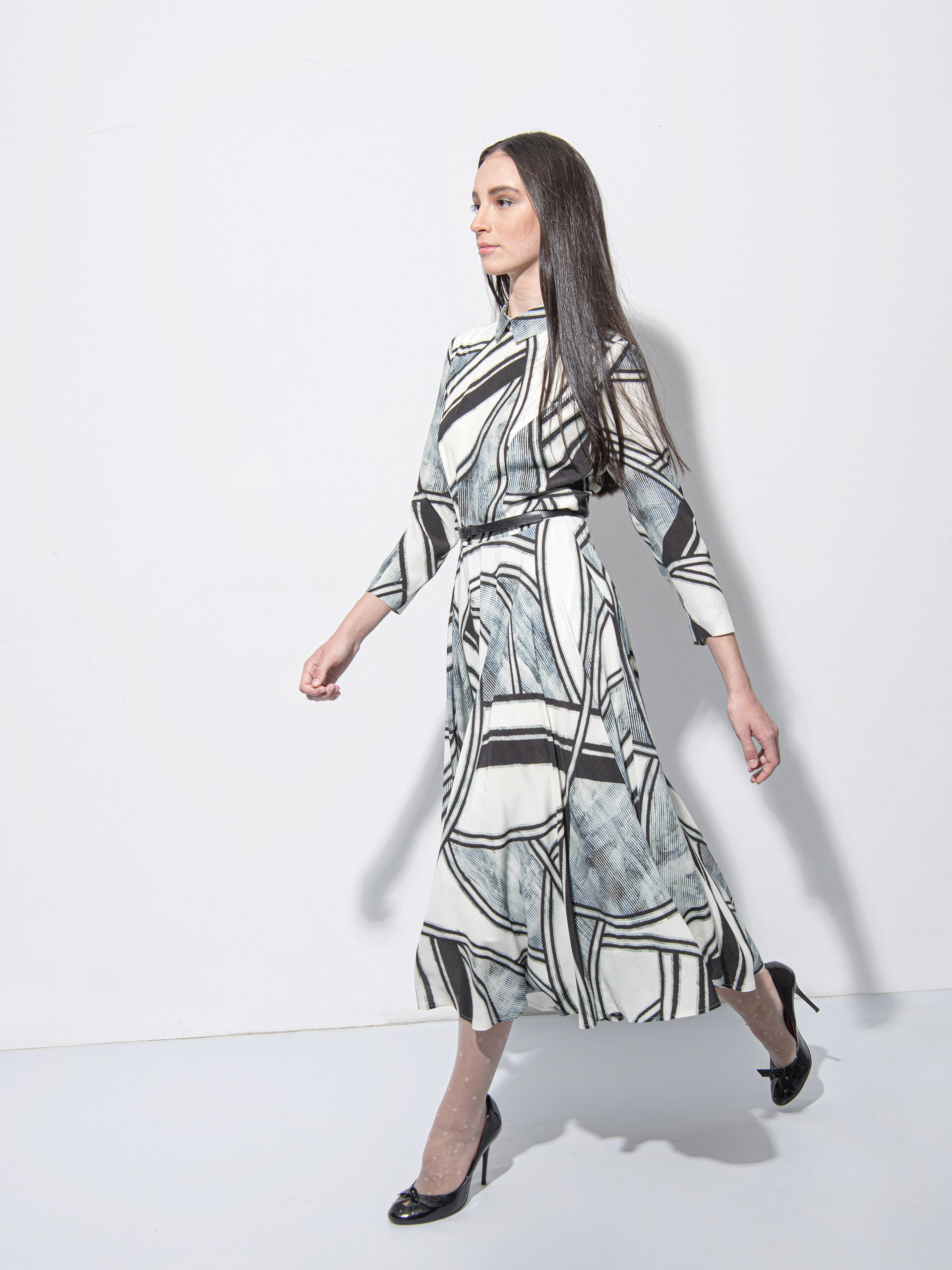 African pattern dress w collar walking • Sassa Björg
