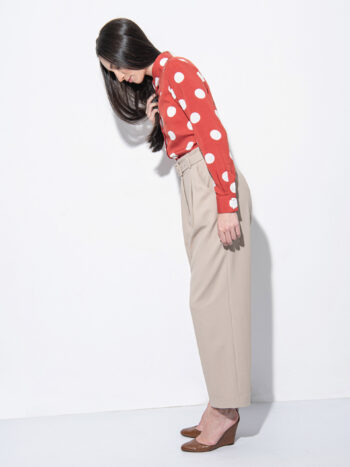 Beige pleated pants with belt side &bull; Sassa Björg