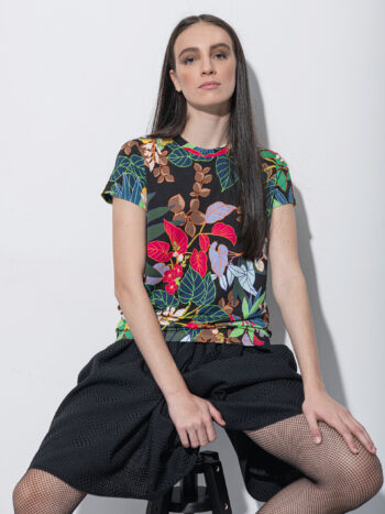 Jungle themed t shirt sitting • Sassa Björg