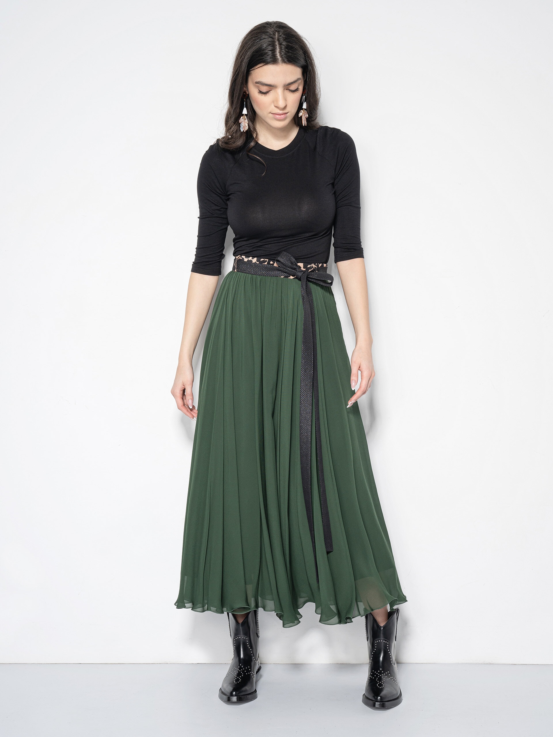 green midi skirt w belt featured • Sassa Björg