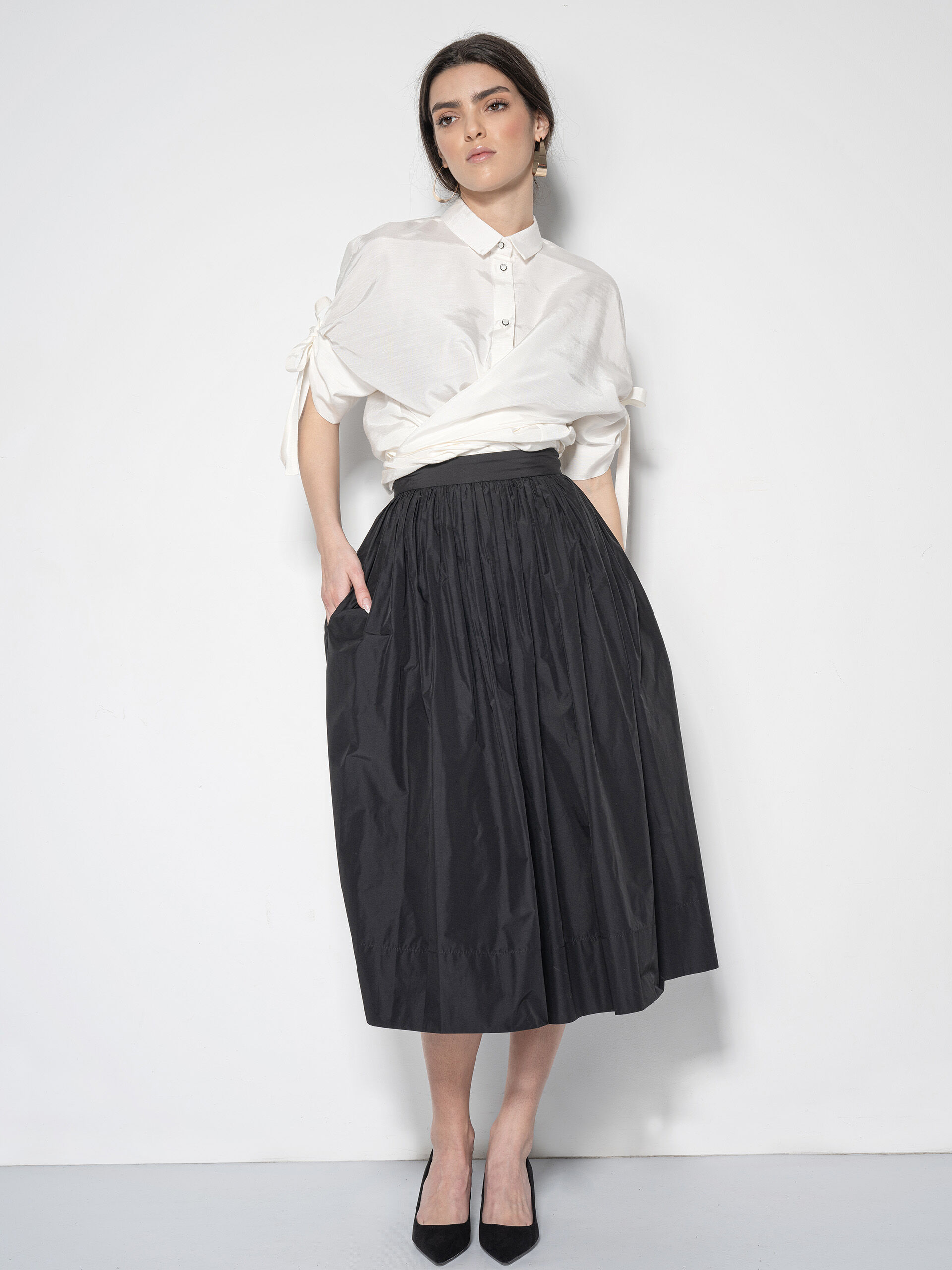 oversized shirt w bow sleeve tucked in • Sassa Björg