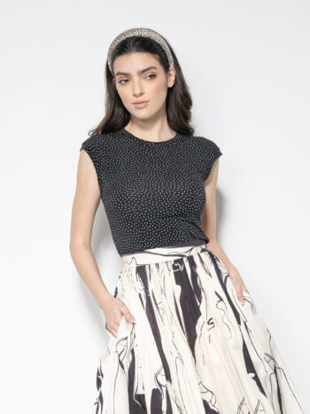 sleeveless body hugging top white dots hands in pockets • Sassa Björg