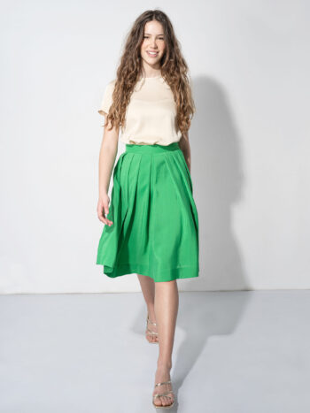 lush green pleated skirt walking &bull; Sassa Björg