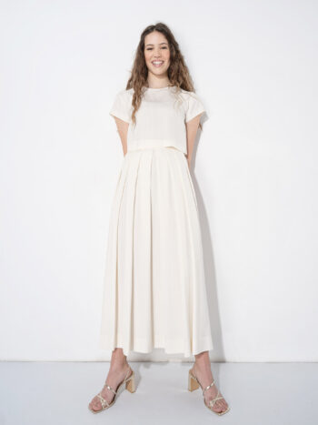 off white pleated skirt leaning &bull; Sassa Björg