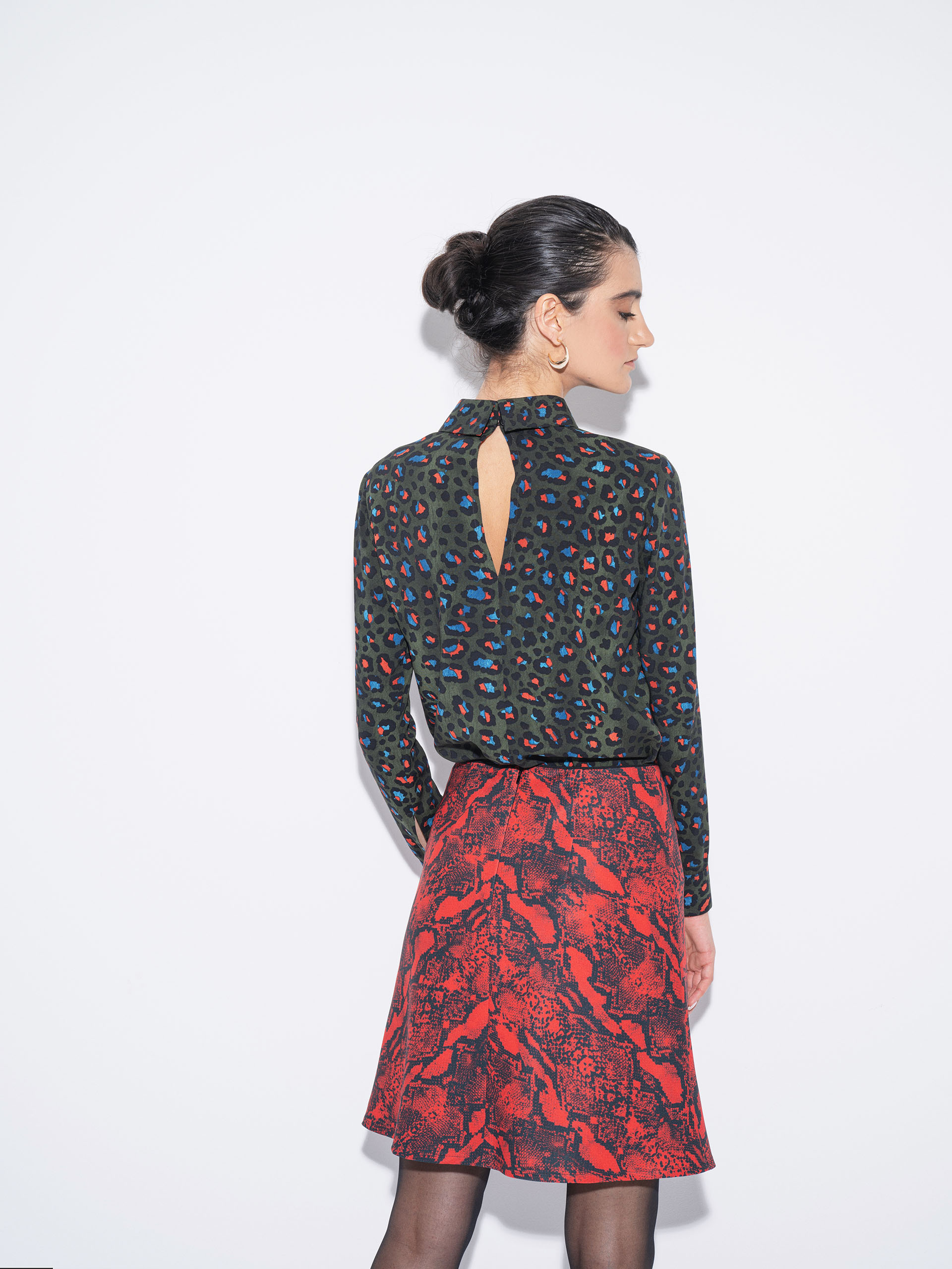 blouse w collar and sleeve cuffs leopard back • Sassa Björg