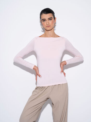 boatneck blouse powder pink arms on waist &bull; Sassa Björg
