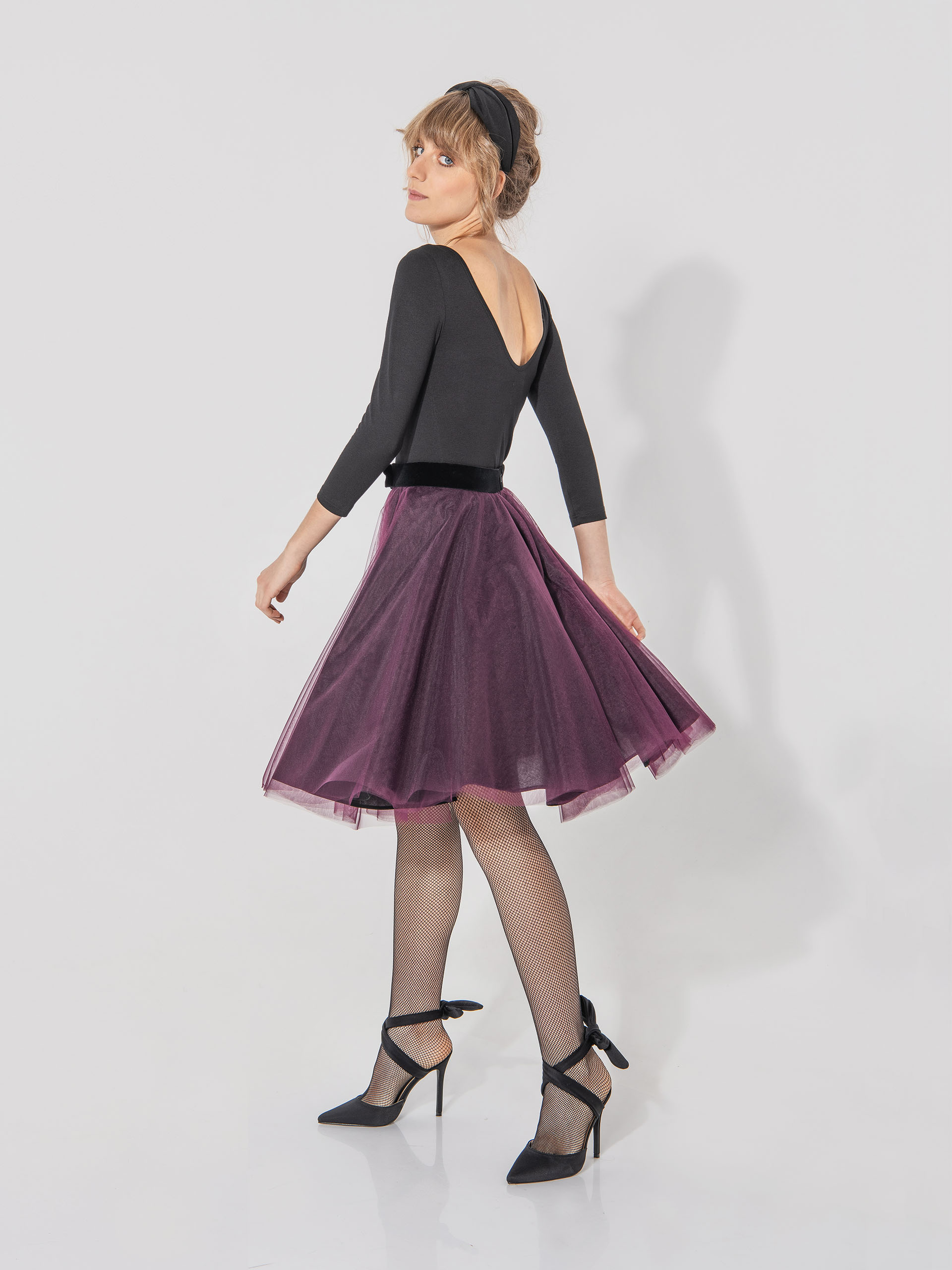 tulle skirt with a bow on the belt in merlot twirling &bull; Sassa Björg