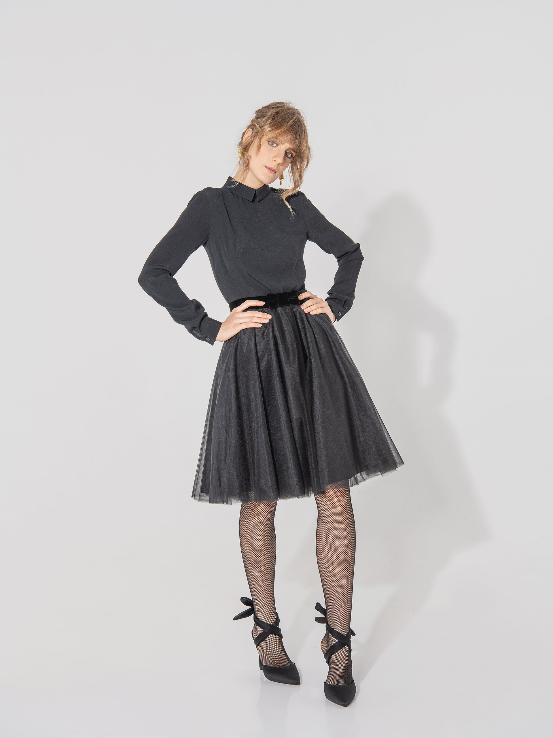 tulle skirt with a bow on the belt in black arms on waist • Sassa Björg