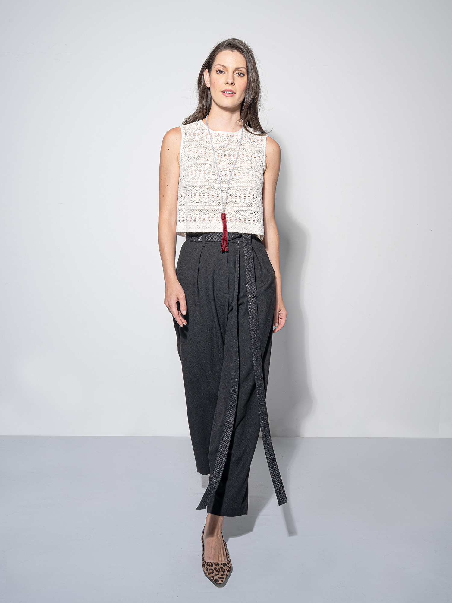 ivory lace crop top sleeveless walking • Sassa Björg